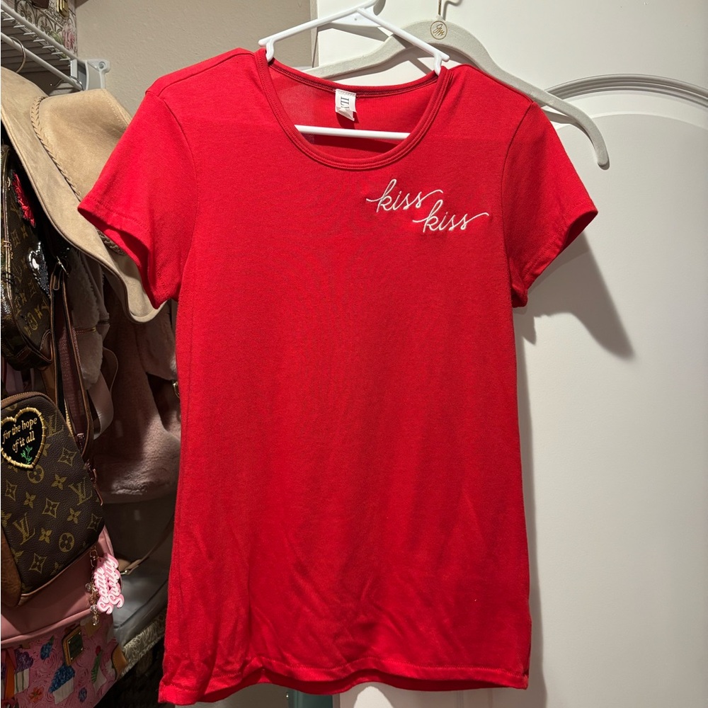 ILY “KISS KISS” tee- size Medium